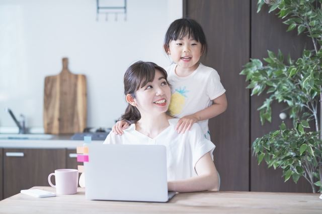 子育てしながら在宅ワークする女性