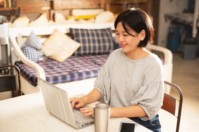プロフィールなどを整えて応募する女性