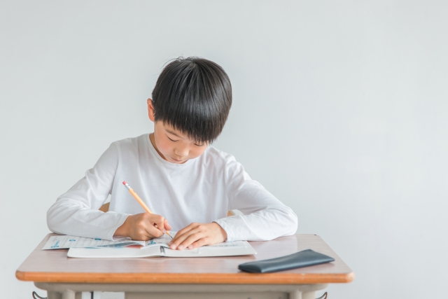 ドリルに取り組む小学生