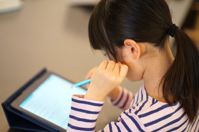 タブレット学習する女の子